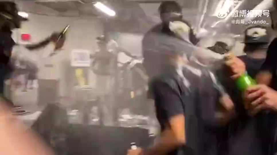 多少湖人球迷怀念20年园区夺冠后浓眉等人开香槟庆祝