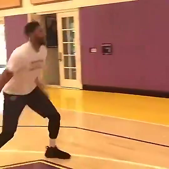 现在变胖了好多浓眉刚到湖人的时候这个体型多完美啊