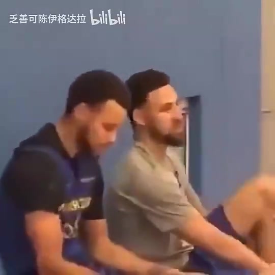 进口货就是不一样名场面库里拿着克莱的球鞋仔细研究