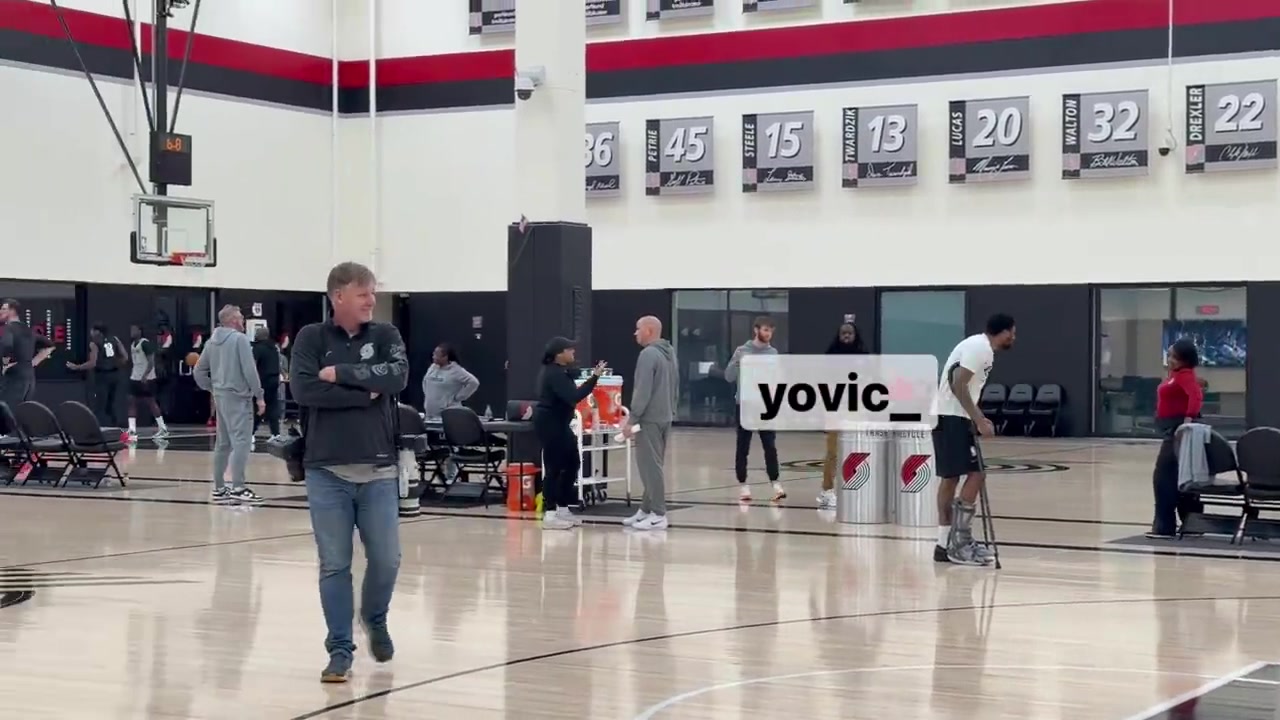 开拓者赛季首个完整训练日杨瀚森练三分与塞布尔有说有笑