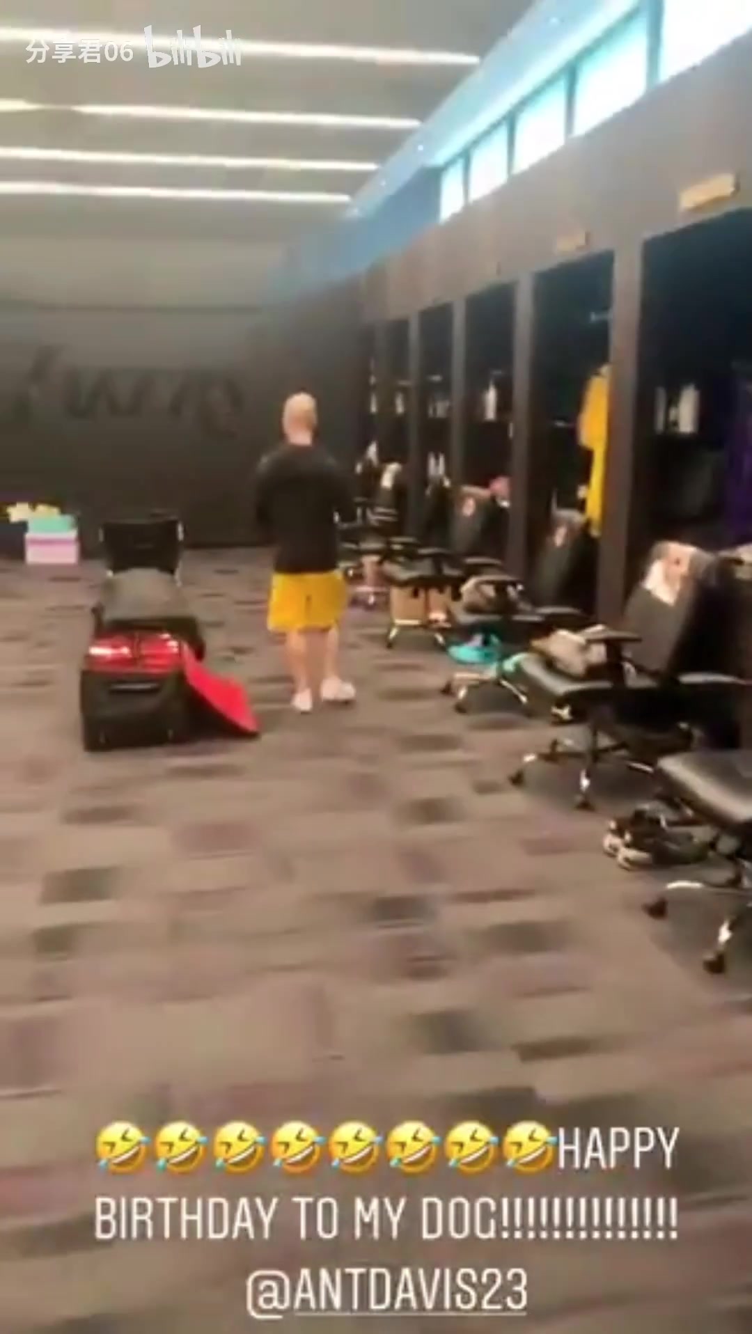 经典放大缩小名场面詹姆斯为浓眉庆生这给浓眉害羞的