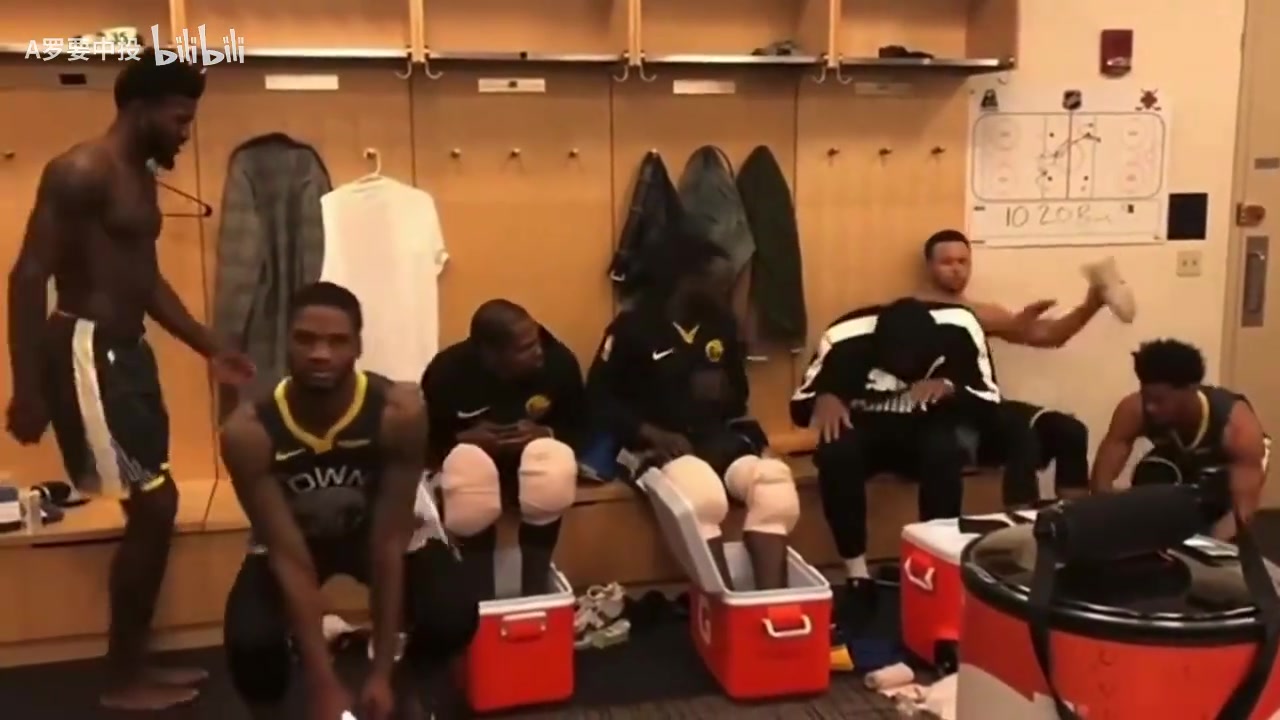 全员逗比名场面宇宙勇时期更衣室内全员尬舞