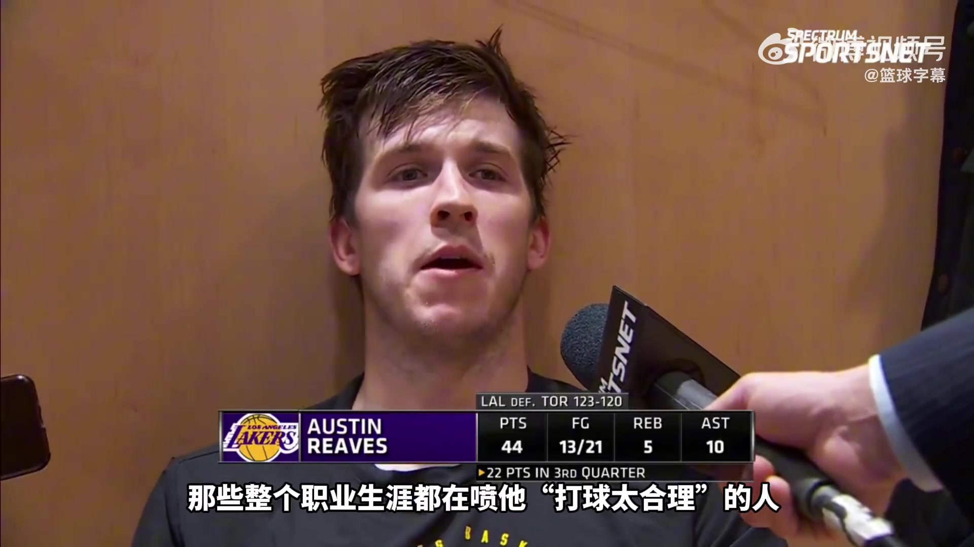 里夫斯球迷总喜欢批评詹姆斯 最后无论传球or投篮都会被喷