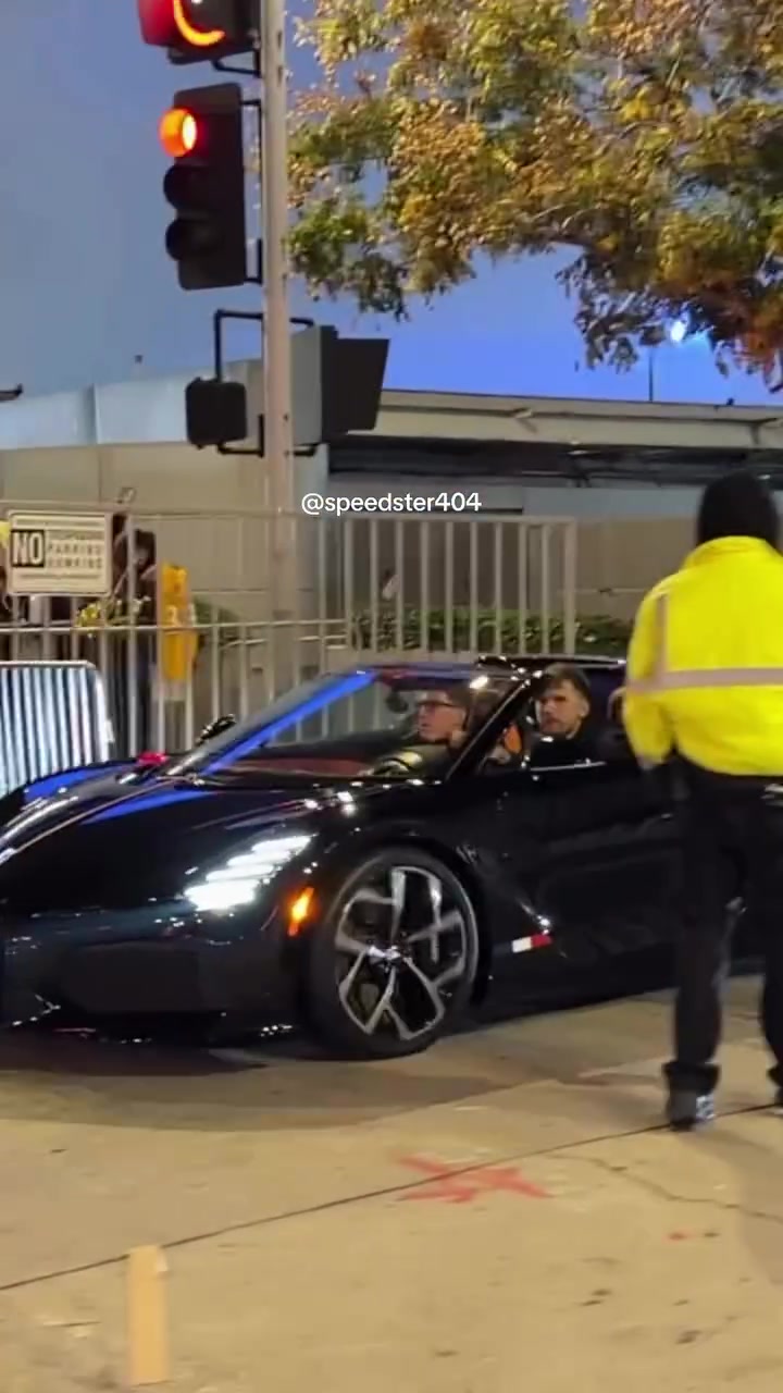 东契奇开的这辆敞篷布加迪真帅啊这得花东子几个月工资啊