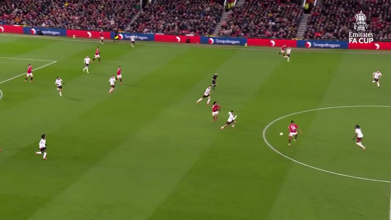 曼联球迷无法原谅加纳乔浪费了齐尔克泽的绝妙助攻