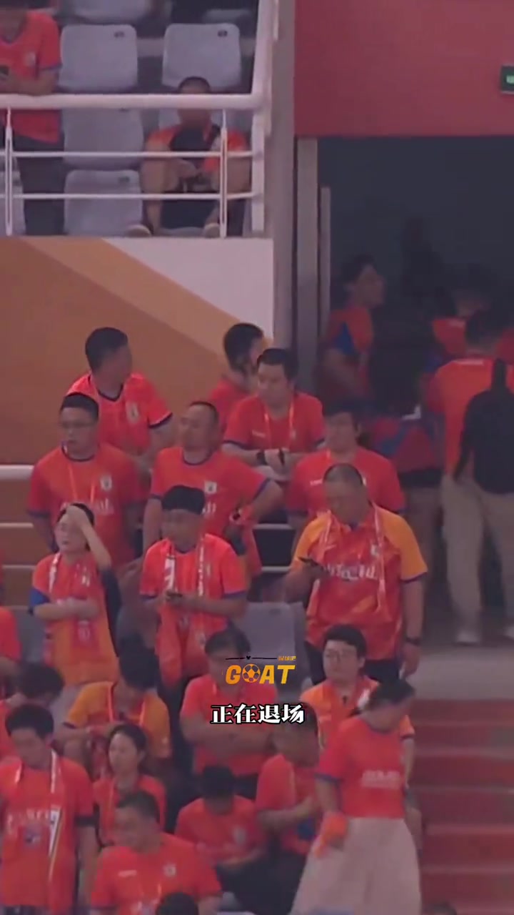 主场告负泰山球迷提前退场王大雷独自离开崔康熙缺席发布会