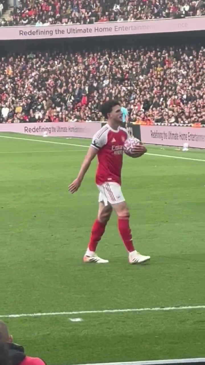 赖斯主罚角球时西汉姆球迷高喊你应该加盟一家大俱乐部