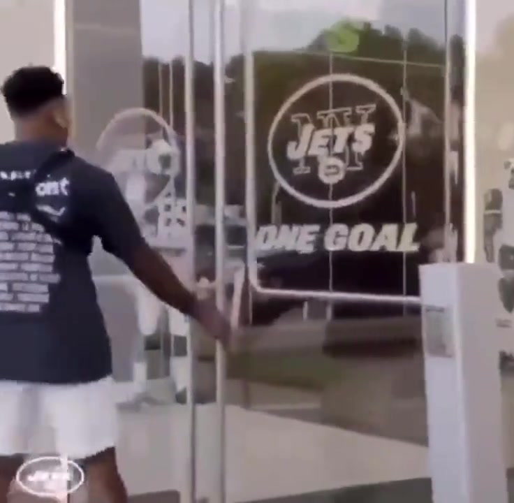 国外网友这是迪亚斯新赛季回到利物浦时的情况