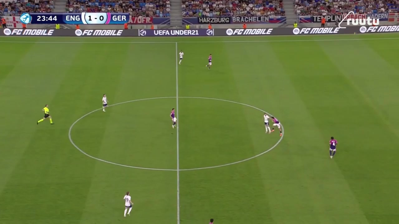 英格兰2-0领先德国麦卡蒂送助攻哈钦森抽射破门空翻庆祝