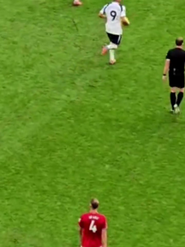 看了尴尬里沙利松进球后撞B费脱衣哭泣庆祝