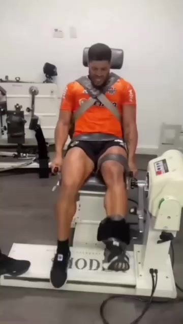 天生怪力绿巨人胡尔克一脚踢爆足球这是真的吗