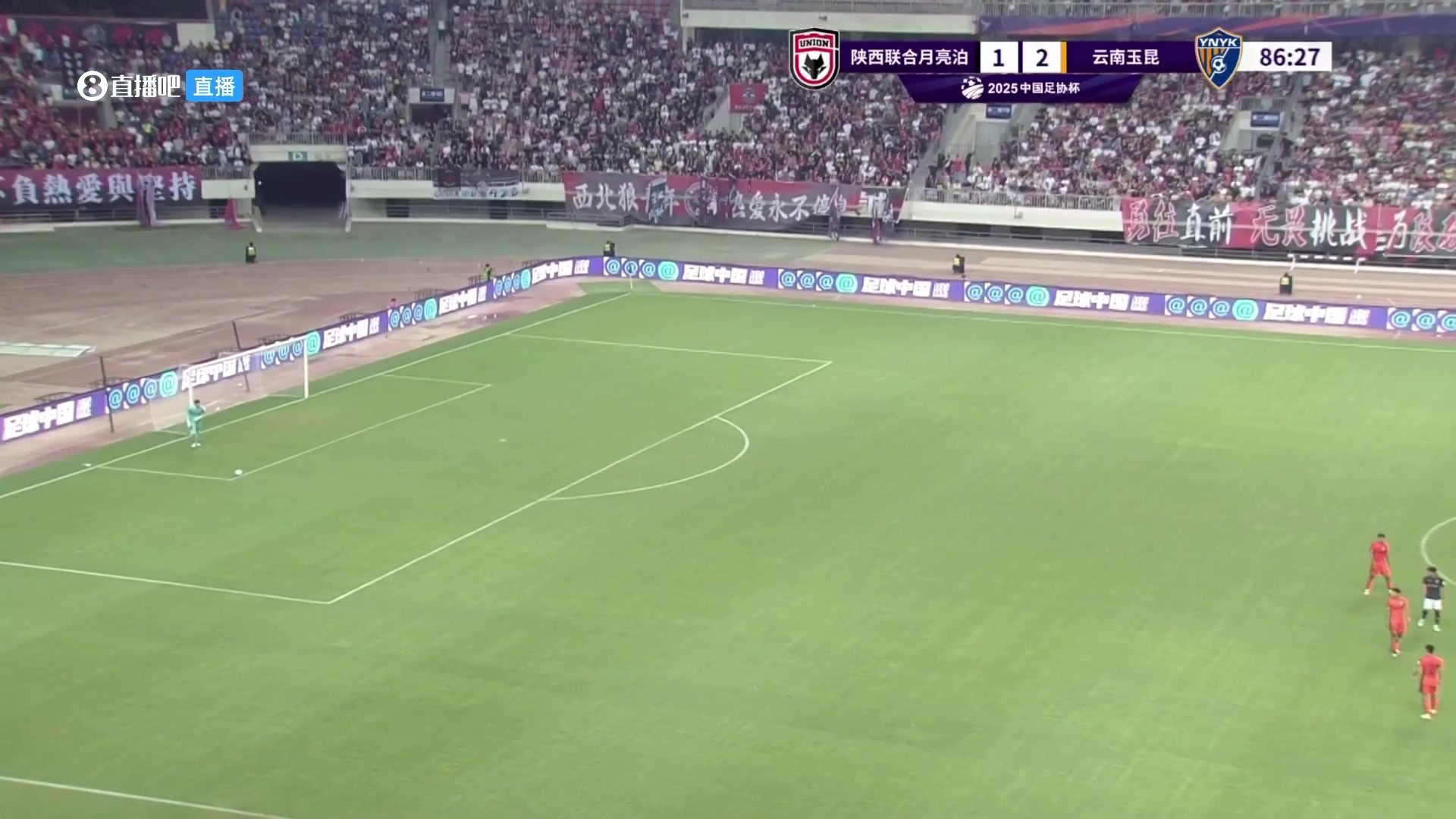 这画面奥斯卡遭到陕西三名大汉持续紧逼无奈退守角旗杆后被断