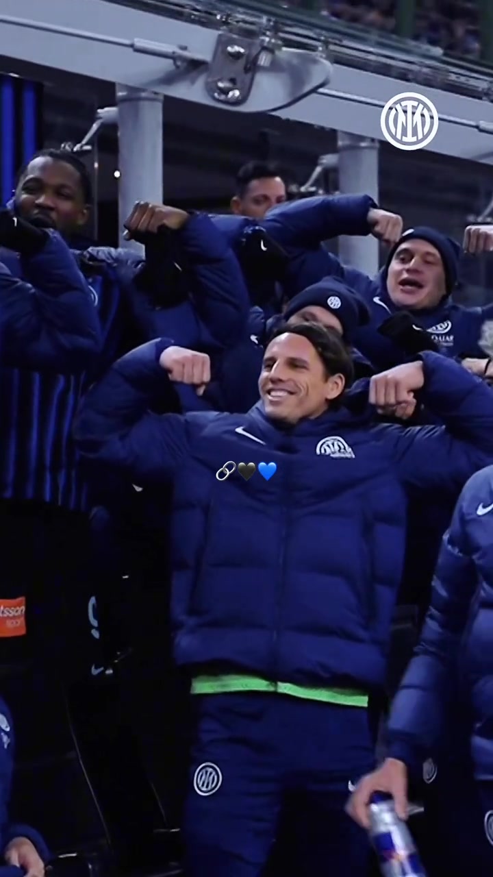 整齐划一国米替补席上的主力们齐刷刷陪皮奥秀二头肌