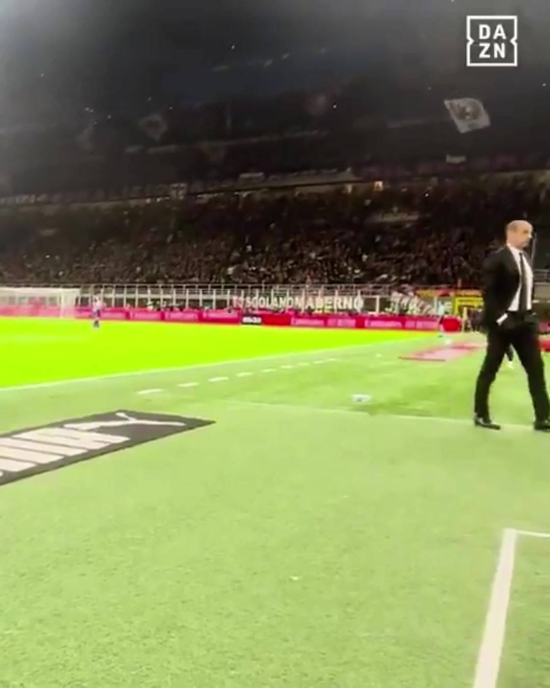 莱奥罚点时阿莱格里背向球场踱步球罚进后也很淡定