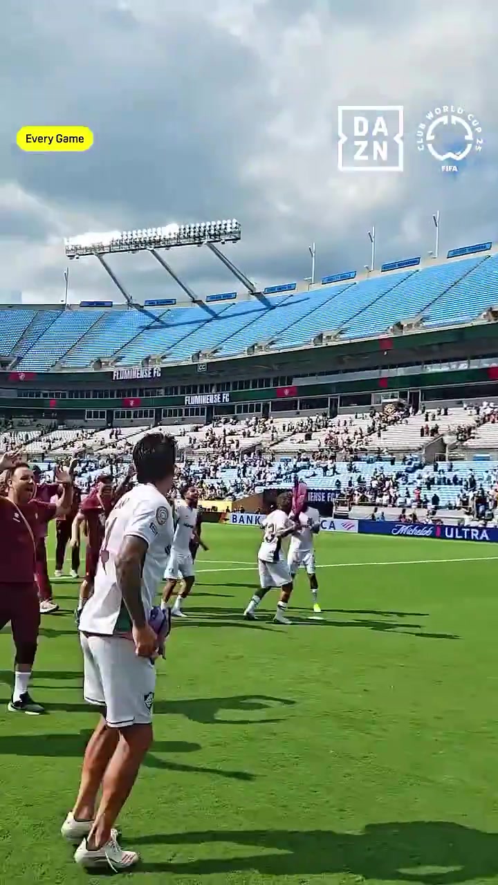 淘汰豪门国米晋级8强 弗鲁米嫩塞球员赛后与球迷疯狂庆祝