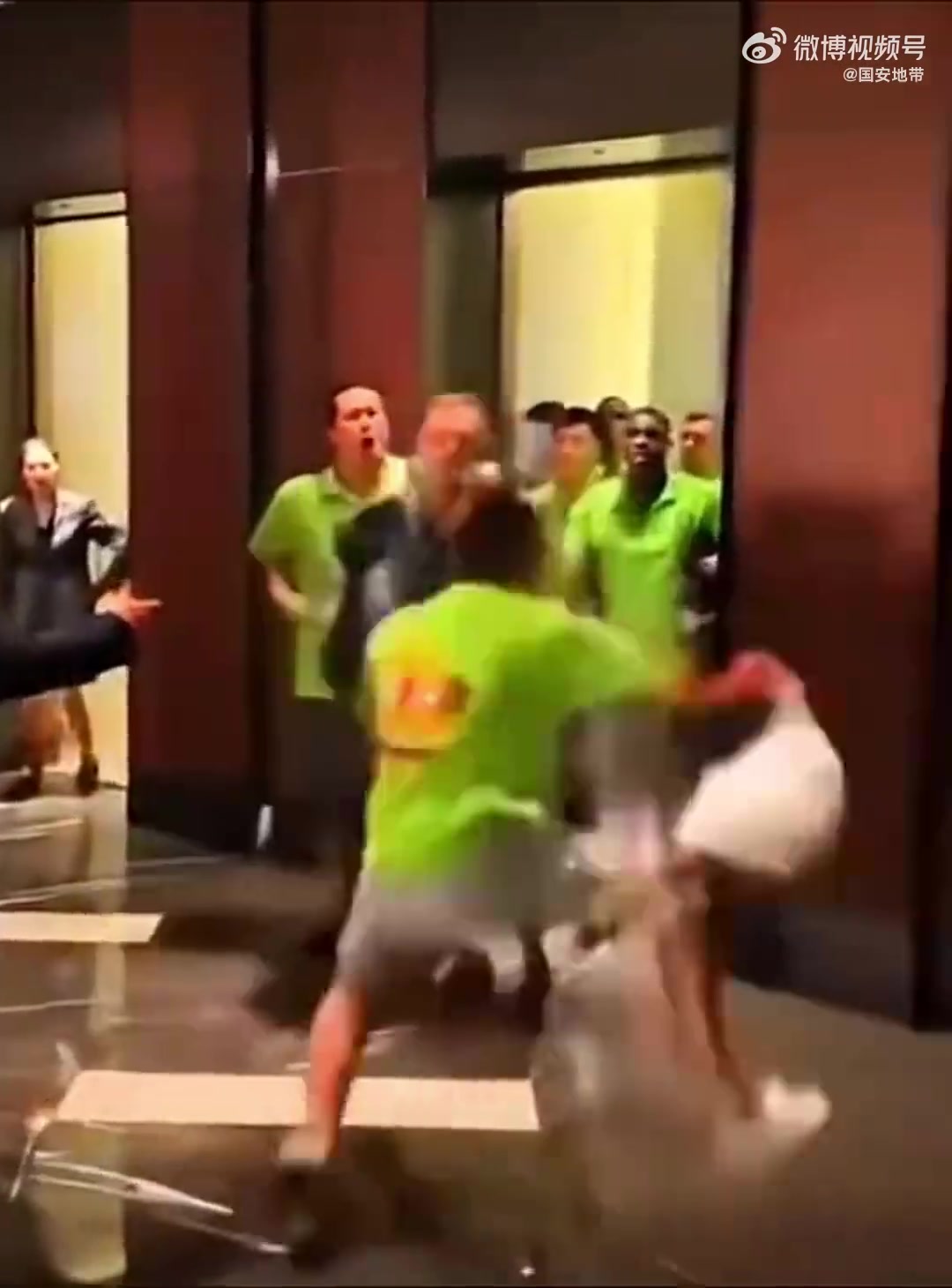 球迷AI视频恶搞电梯战神王刚