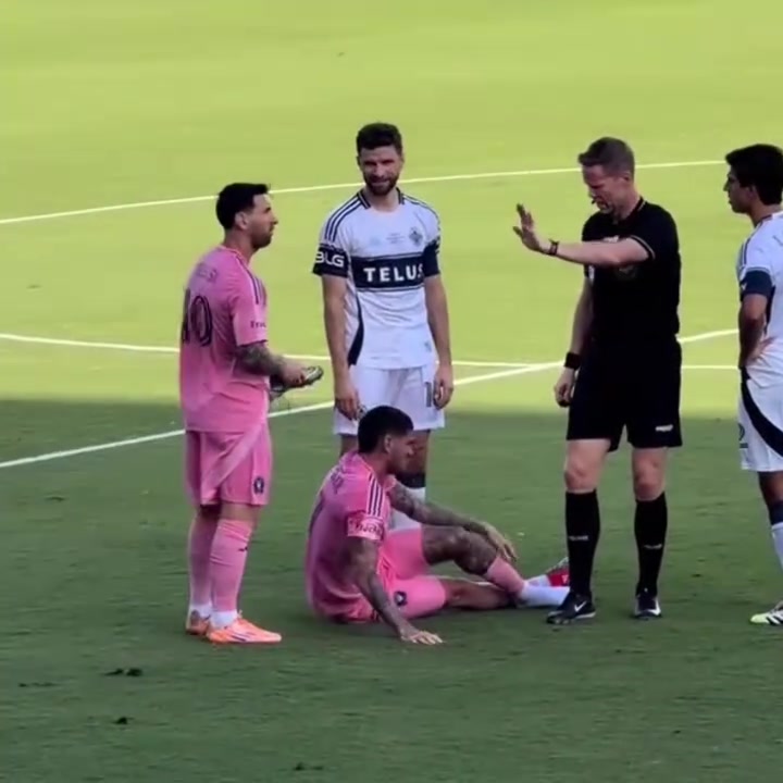 两个老将了实拍决赛中梅西和穆勒的友好互动