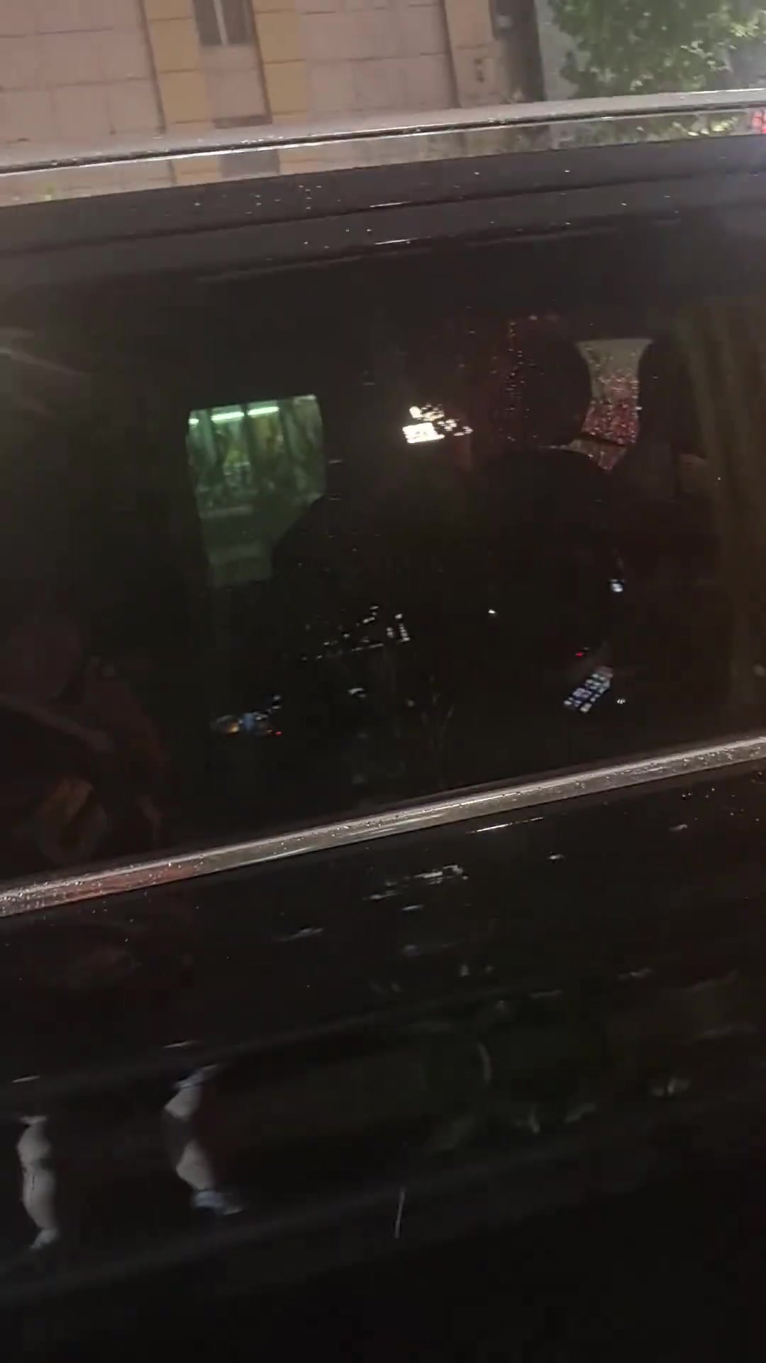 小小年纪已是很多中国孩子的偶像亚马尔球迷偶遇乘车的亚马尔