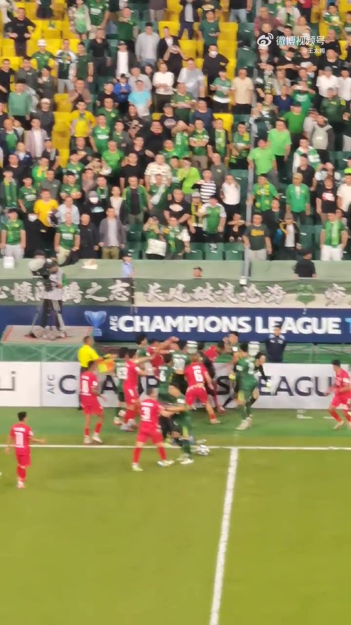 火药味河内球员场边挑衅动手还踹广告牌向国安球迷竖中指