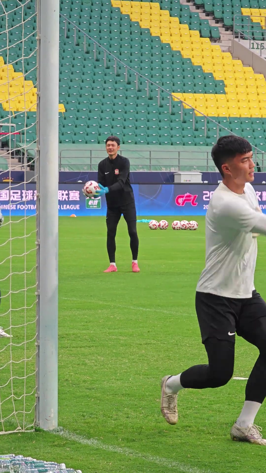 故地重游实拍邵佳一和杨智率领西海岸众将在工体踩场热身