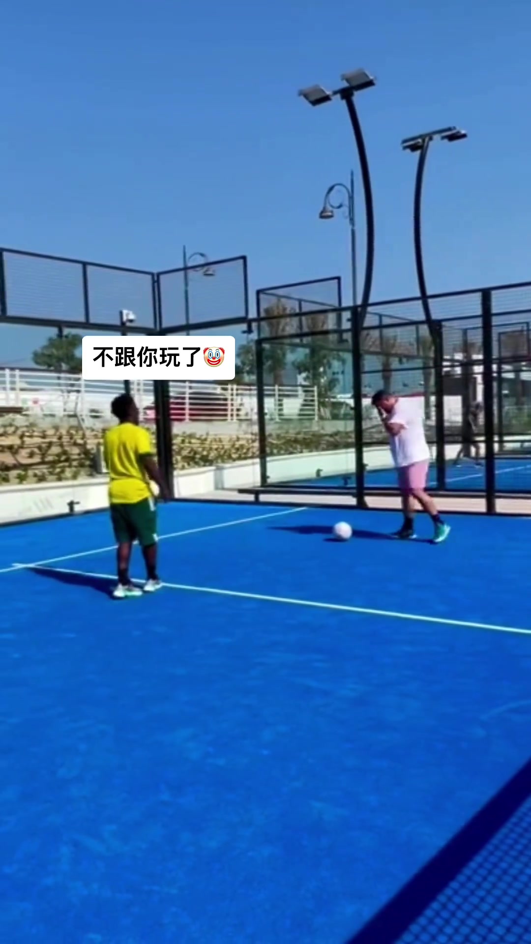 全身都是假动作网友打趣这个胖子到底会踢球吗