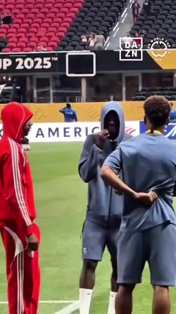 三个技术流拜仁巴黎赛前奥利塞登贝莱和杜埃一起聊天