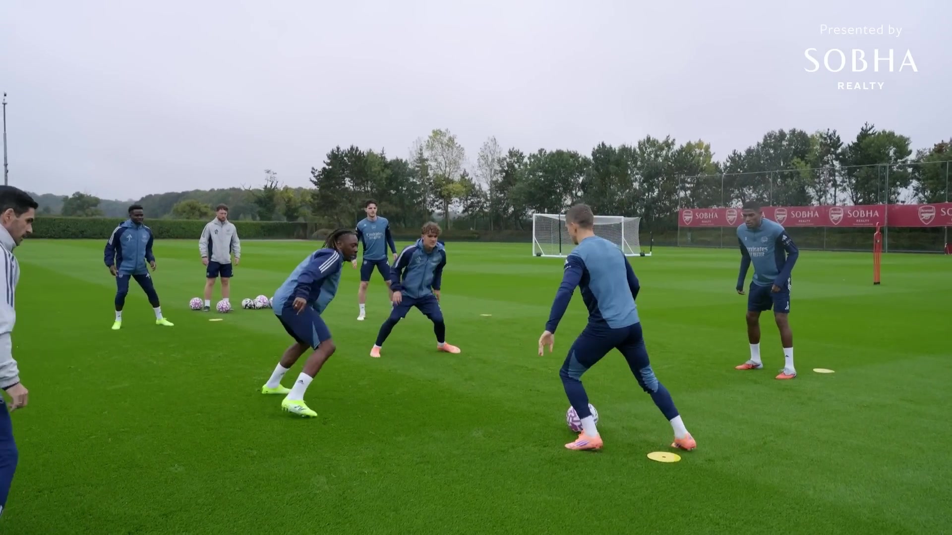 主教练正在热身塔子哥参与抢圈训练传控精准不输球员