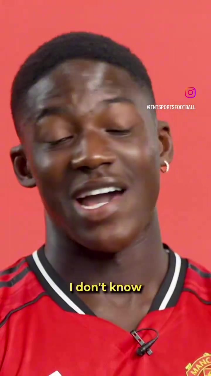 采访英超球员走在对手的队徽上是不可接受的行为吗