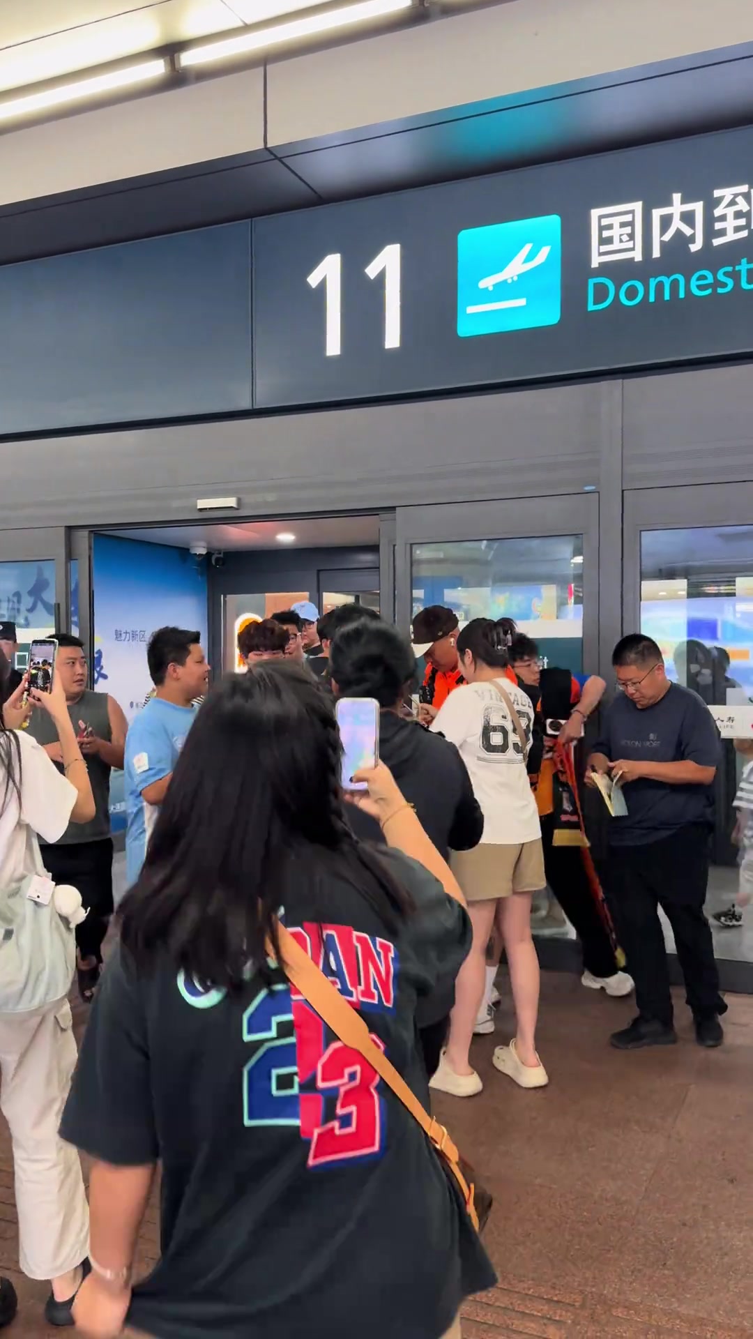 别挤别挤王大雷回到家乡大连了被球迷团团围住要求签名