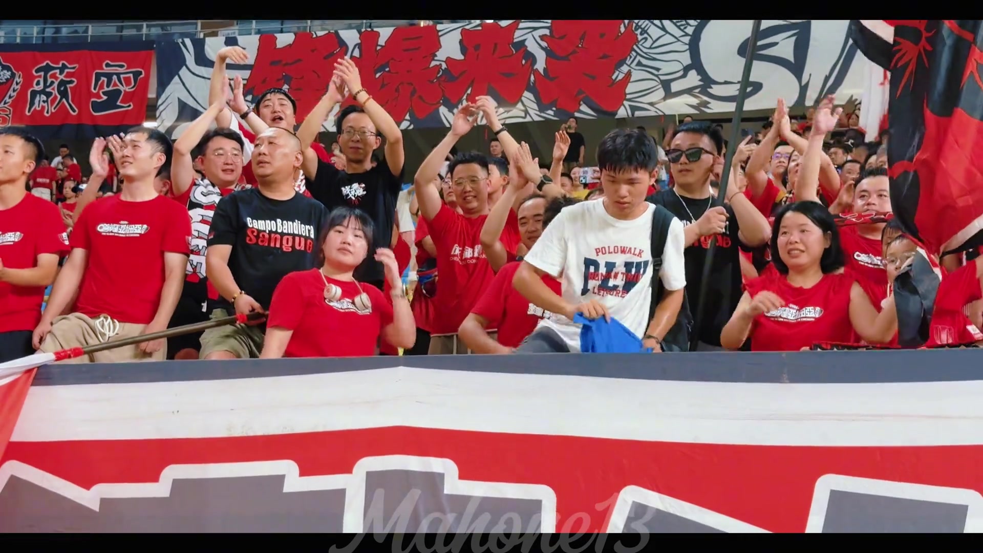 泪目杨明洋对球迷太有爱了刀锋看台想起热烈掌声