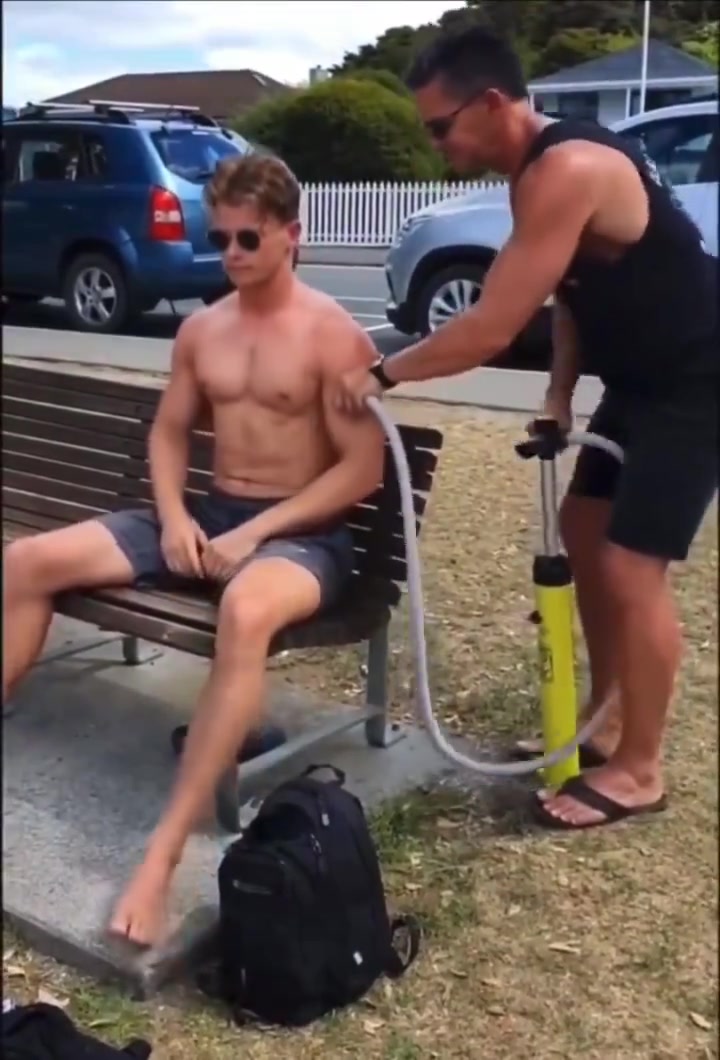 这么玩是吧球迷恶搞德容和弗里克的关系