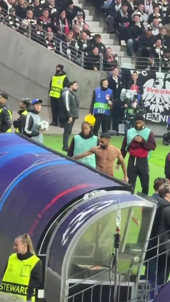 怒了球迷现场实拍萨拉赫怒摔衣服