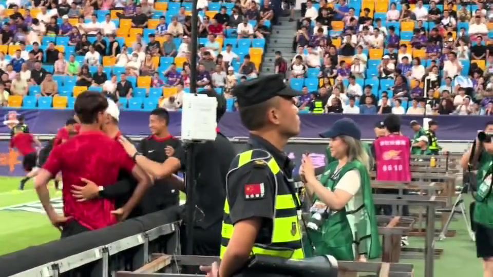 剑拔弩张赛前韦世豪被天津球迷看台问候家人