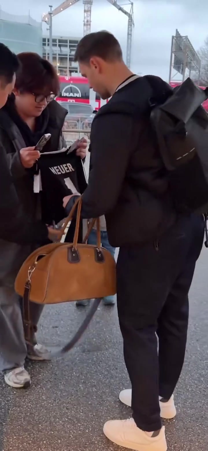 大战一触即发拜仁全队抵达伦敦视频