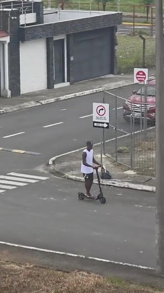 在厄瓜多尔的凯塞多被网友拍到踩着滑板车去买早餐