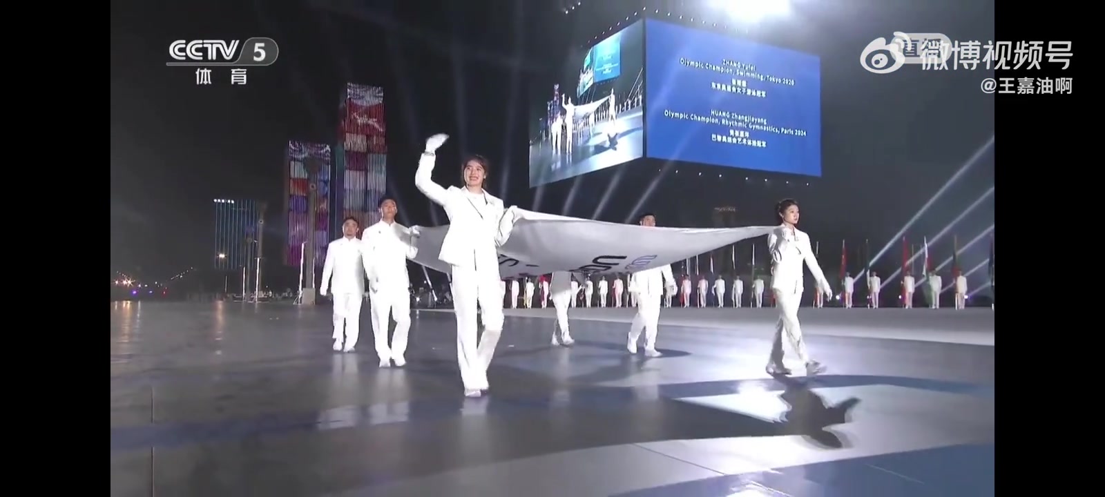 成都的牌面胡荷韬为世运会举旗但看着脚还没好利索的样子