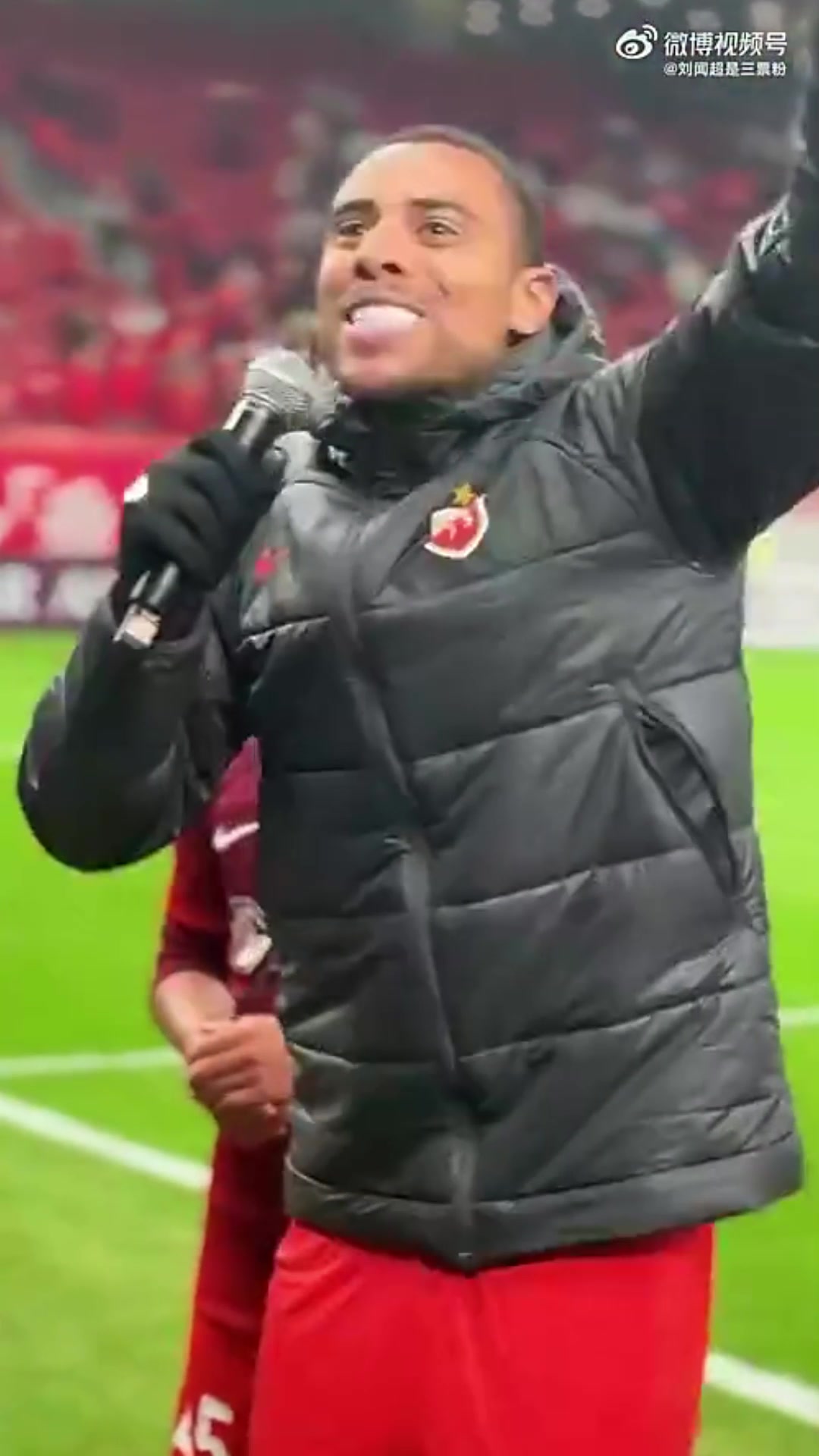 去年海港赛后高呼奥斯卡留下 奥斯卡捂脸痛哭不止