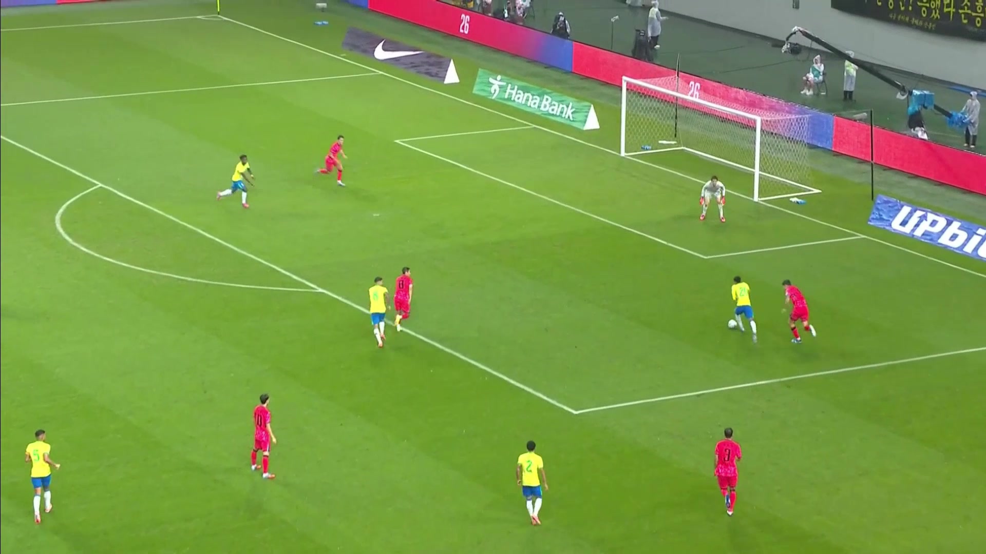 超级超级巨大失误金玟哉后场转身失误被断埃斯特旺轻松破门