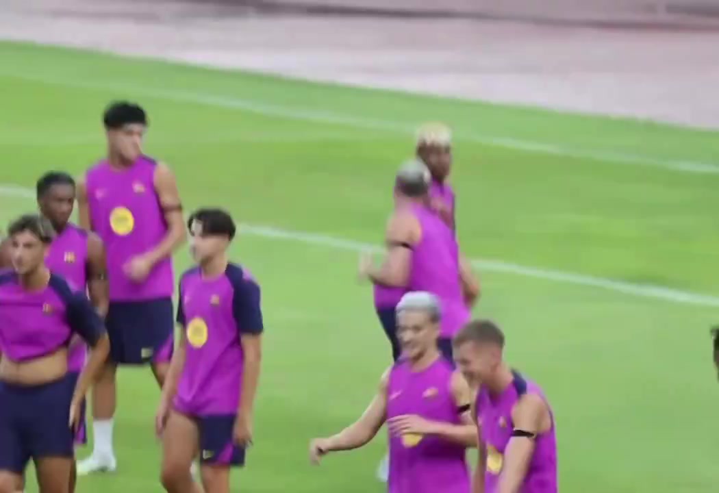 巴萨队内惊现内讧亚马尔和莱万上演拳击大战