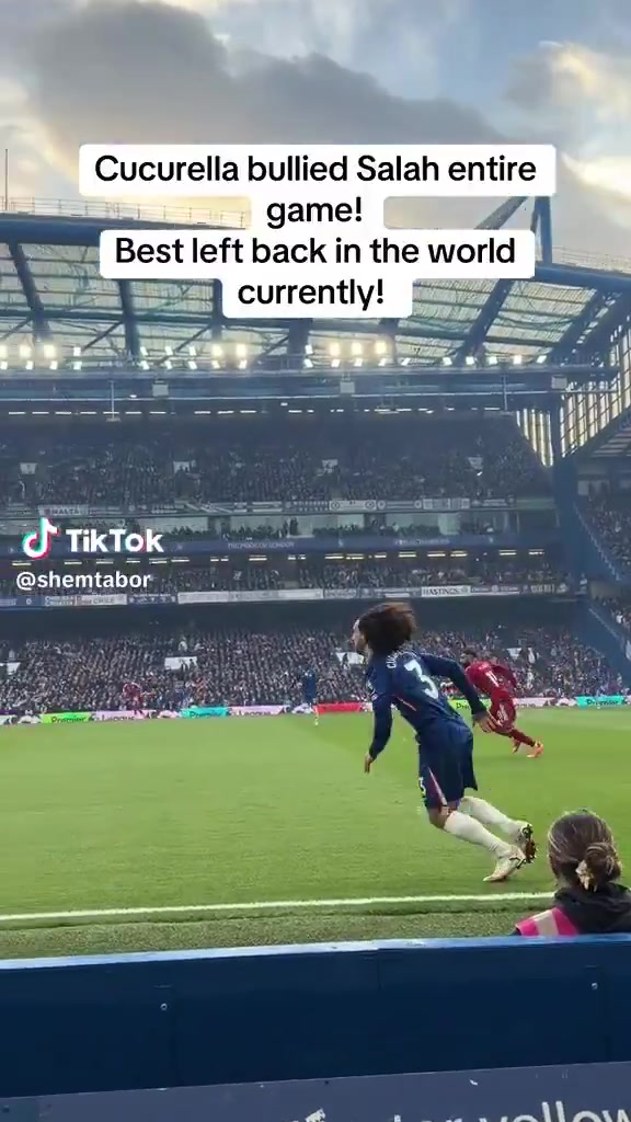 整场比赛库库雷利亚像猎豹一样盯着萨拉赫