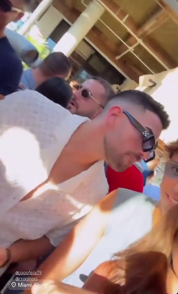 菲利克斯勾搭上了火辣模特你小子不好好踢球天天开趴