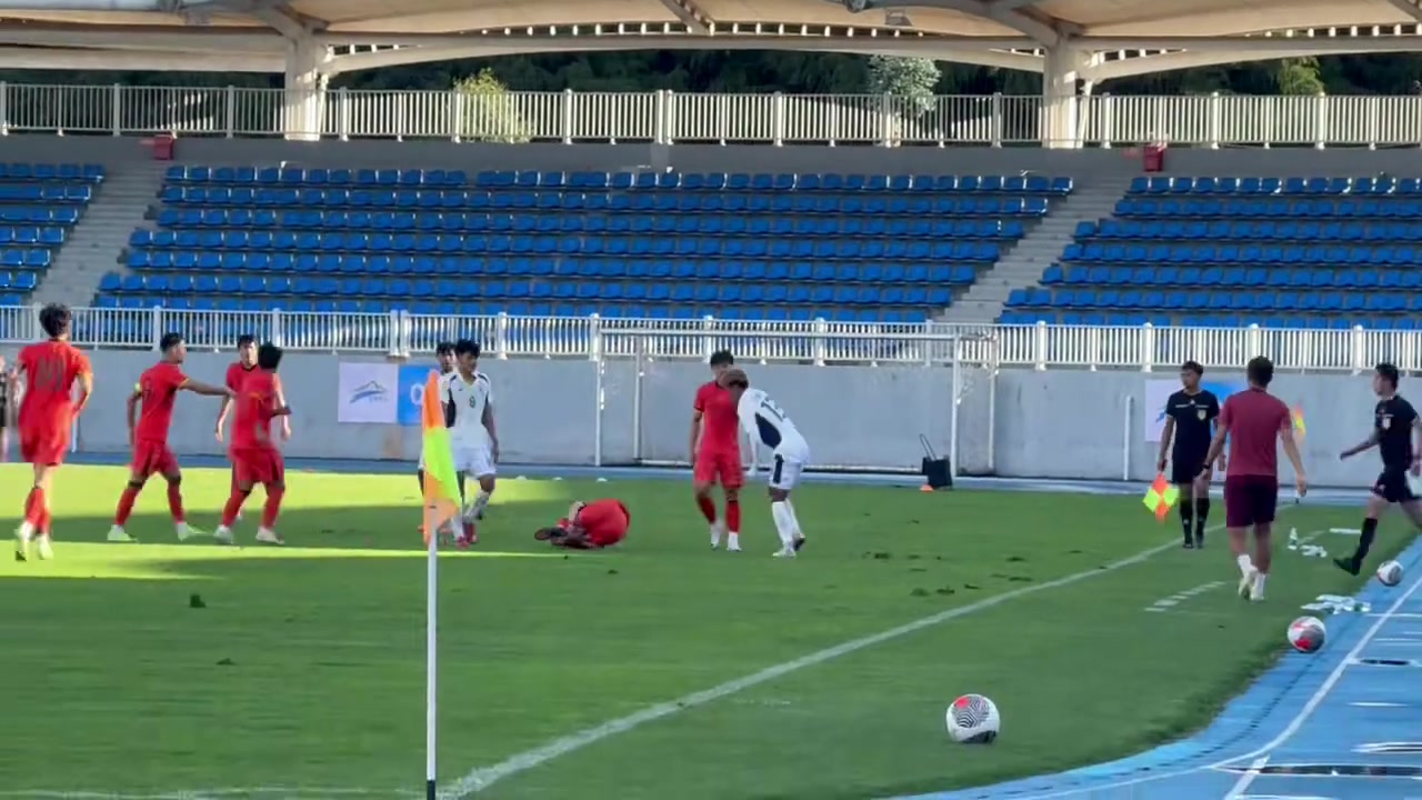 只给黄牌王钰栋热身赛遭对方飞踹