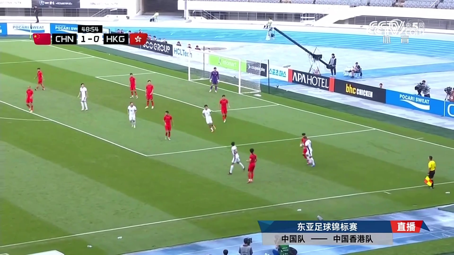 王钰栋被犯规后恶狠狠瞪对手央视解说不发脾气才是本事