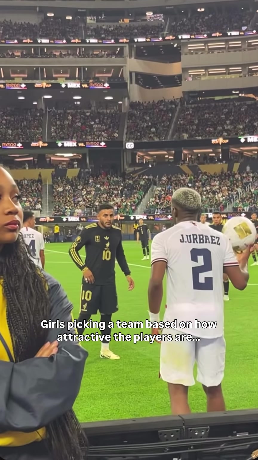 场边美女对着墨西哥球员深情表白但人家有妻子和孩子了啊