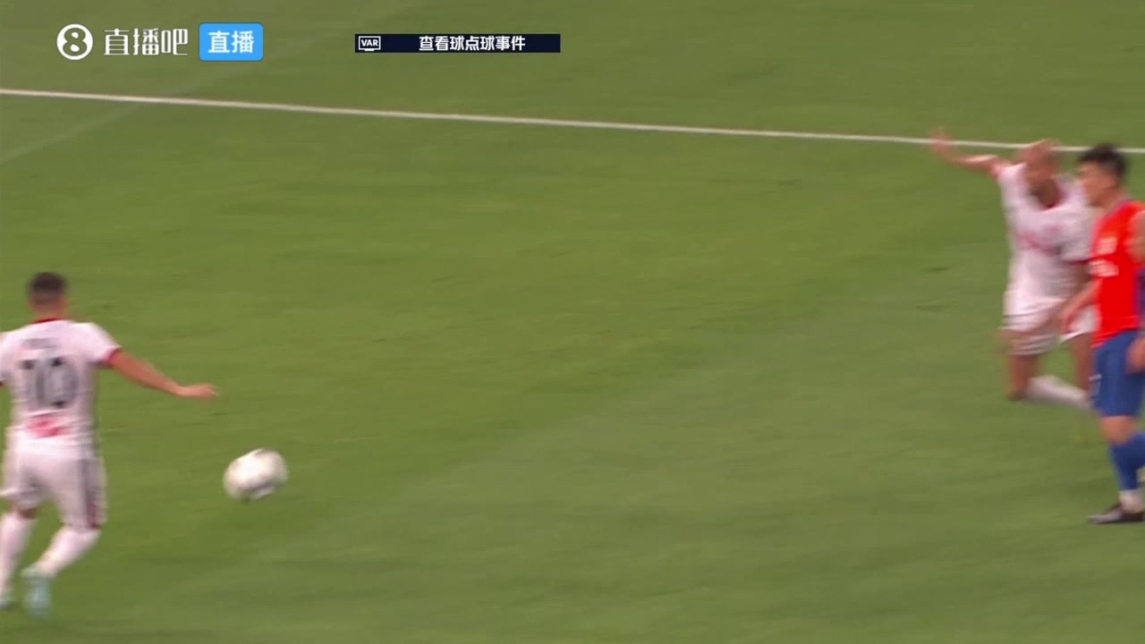 黄政宇手球送点周定洋点射破门蓉城3-1领先泰山