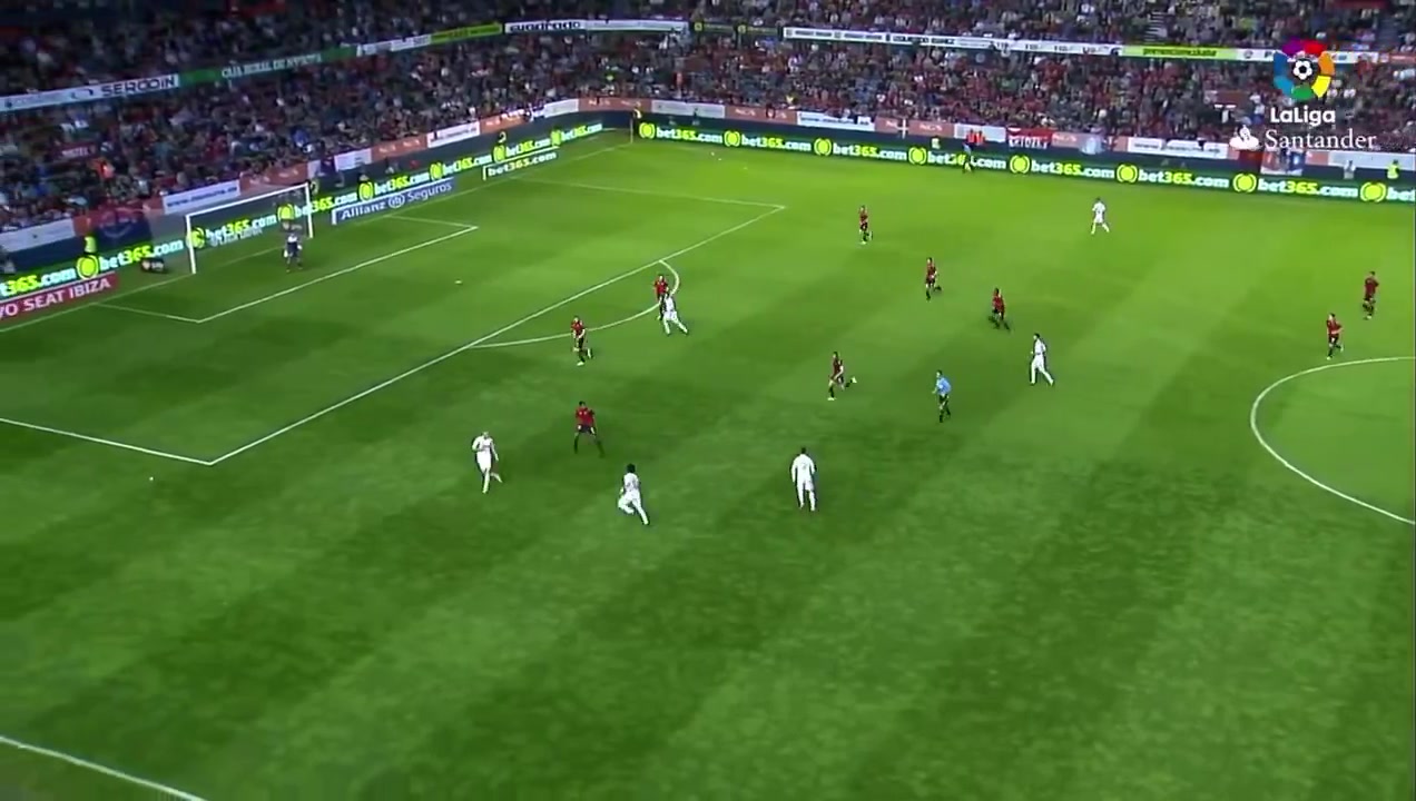 C罗经典世界波并向观众展示他的腿部肌肉