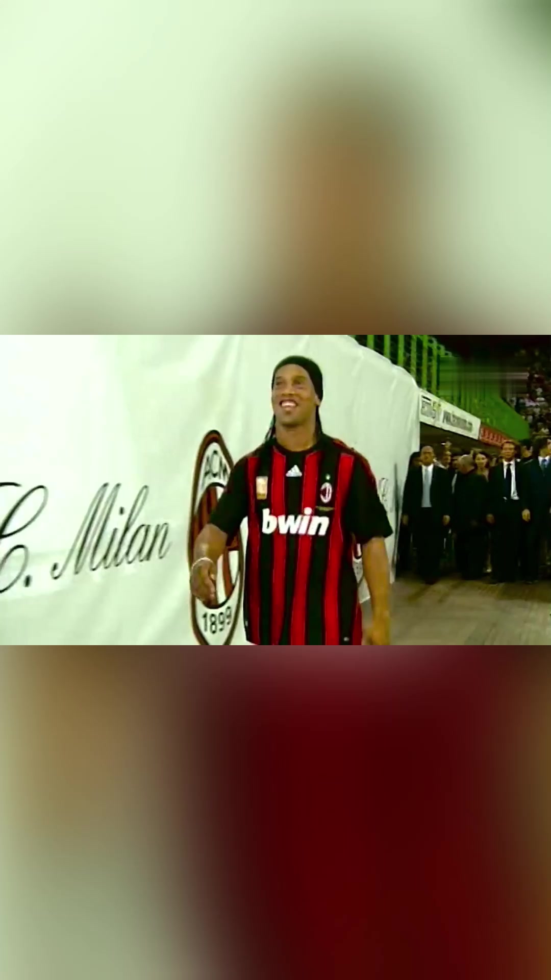 四万人捧场08年28岁的小罗加盟米兰亮相圣西罗