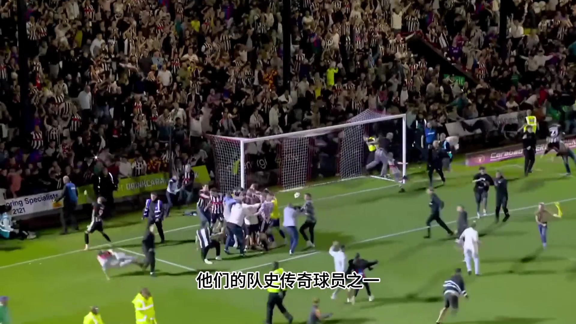 爆冷曼联的这支小球会传奇名宿的涂鸦墙上竟然有一位中国人