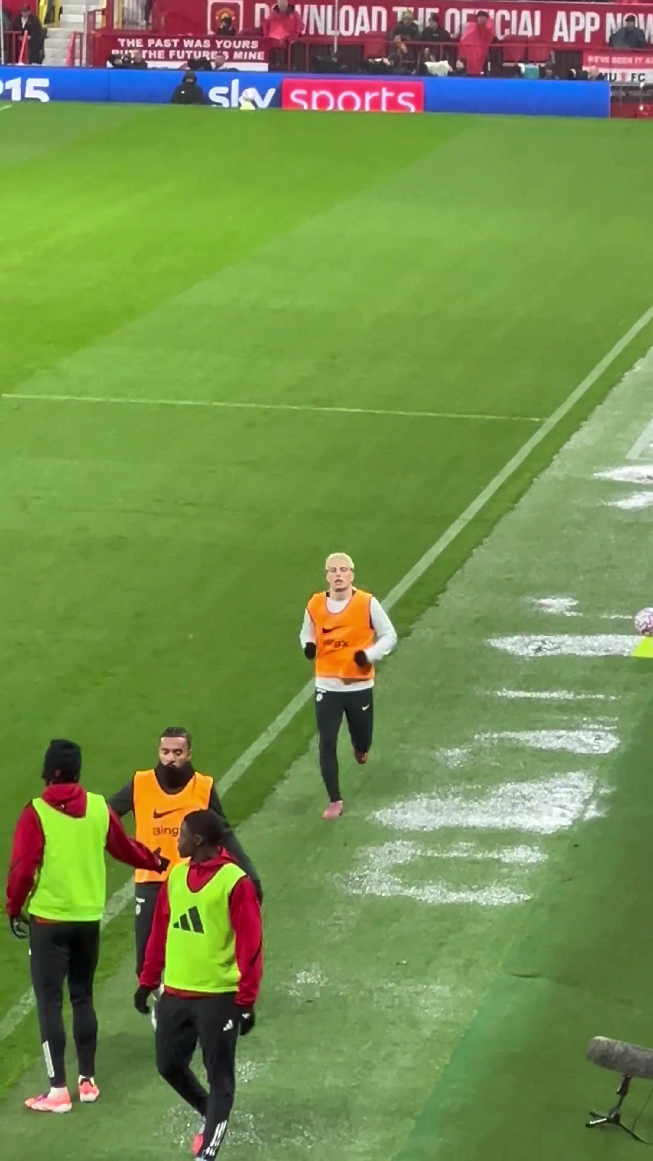 当加纳乔在场边热身老特拉福德球迷发出阵阵嘘声