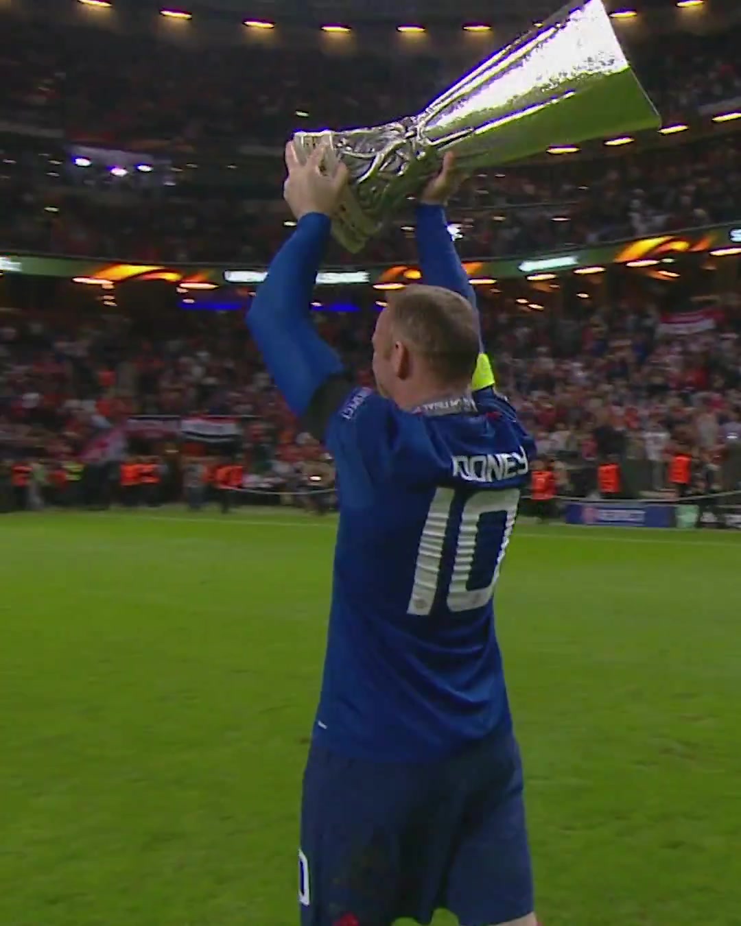 曼联球迷珍贵回忆鲁尼捧杯瞬间